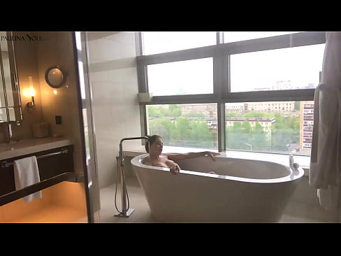 ❤️ 巨大的宝贝 激情地在浴室里撸起了她的阴部 ❤️❌ Just porn