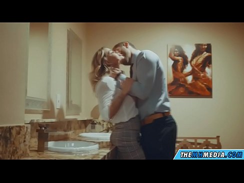 ❤️ 当一个胸大无脑的金发女郎在公共厕所里勾引你时 ❤️❌ Just porn